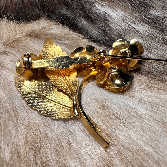 1950's Gold Tone Floral Rose Brooch - Picture 5 of 6